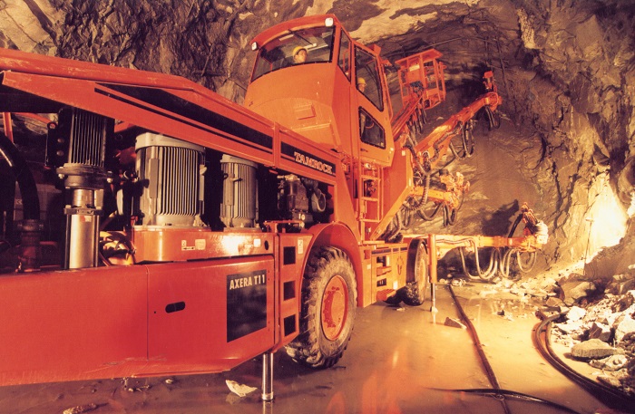 全電腦控制鑿巖臺(tái)車